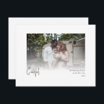 Moderne kerstscript, foto met felle flauw feestdagenkaart<br><div class="desc">Dit moderne kerstscript met een vervaagde fotovakantiekaart is perfect voor uw minimalistische shabby-chic boho-begroeting met zwarte en witte feestdagen. De minimale witte handgeschreven kalligrafie is delicaat en robuust, terwijl het klasje en elegant blijft. Het ontwerp weerspiegelt een eenvoudige, volledig witte winterdag en roept herinneringen op aan een meer simplistisch leven....</div>