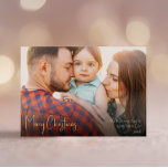 Moderne kerstscript, volledige foto Gold Folie Feestdagenkaart<br><div class="desc">Dit moderne kerstscript met een volledige fotogolf-folie-vakantiekaart is perfect voor je minimalistische shabby-chic boho-witte en gouden feestelijke groet. De minimale witte handgeschreven kalligrafie is delicaat en robuust, terwijl het klasje en elegant blijft. Het ontwerp weerspiegelt een eenvoudige, volledig witte winterdag en roept herinneringen op aan een meer simplistisch leven. U...</div>