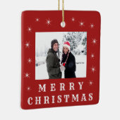 Moderne kerstsneeuwfamilie foto rood keramisch ornament (Rechts)
