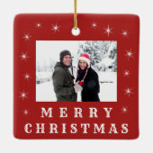 Moderne kerstsneeuwfamilie foto rood keramisch ornament (Achterkant)