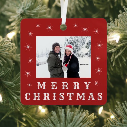 Moderne kerstsneeuwfamilie foto rood metalen ornament (Insitu)