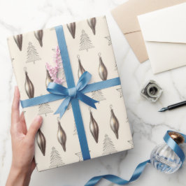 Moderne kerstversieringen en zilversparren op ivoo cadeaupapier