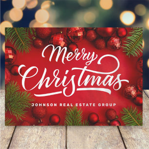 Moderne kerstversieringen met rood en groene pine feestdagenkaart