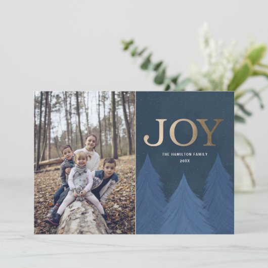 Moderne Kerstvreugde Goud & Blauwe Bomen Feestdagenkaart (Staand voorkant)