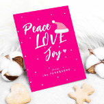 Moderne kerstvreugdeliefde roze script feestdagenkaart<br><div class="desc">Moderne trendy casual typografie kerstvrede houdt van het plezierige script met een klein hart en de kerstman die een  kerstvakantie heet roze wenskaart maken.           Personaliseer het met uw familienaam en tekst aan beide kanten!</div>