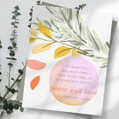 Moderne kerstwintersneeuwversiering op pine feestdagenkaart