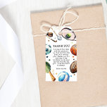 Moderne Kinder Sport Verjaardagsfeest Cadeaulabel<br><div class="desc">Thema verjaardagsfeestjes worden steeds populairder bij zowel ouders als kinderen, maar er is een nieuwe trend in opkomst: sport. Deze sport thema verjaardagsfeestje dank u cadeau labels, met moderne en speelse waterverf afbeeldingen van sportballen, waaronder tennis, football, basketbal, rugby, hockey, tafeltennis, volley ball en ook een lacrosse stick, die zijn...</div>