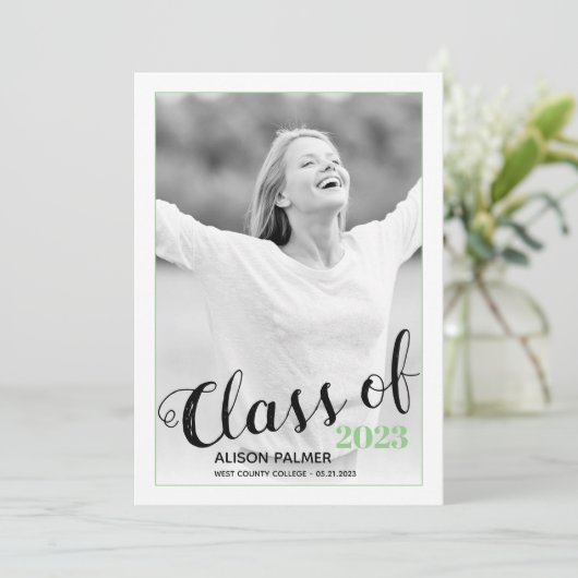 Moderne klas van 2023 script sagegroene foto kaart (Staand voorkant)