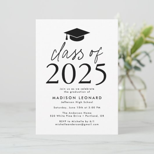 Moderne Klasse van 2025 Black Graduation Party Kaart (Staand voorkant)