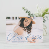 Moderne Klasse van 2025 Blue Script Graduation Par Kaart (Staand voorkant)