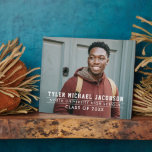 Moderne Klasse van 2025 Custom Afstuderen Fotoplaat<br><div class="desc">Viel je afstuderen met dit moderne afstuderen plaatje met een esel-teken. Eenvoudig ontwerp kenmerkt een bevoorrecht portret van uw afstudeerder met witte striped bekledingsbewoordingen in de stijl van de varsity sport die met de afgestudeerde naam, de school, en het klassenjaar kan worden gepersonaliseerd. Het maakt een prachtige keepname om in...</div>