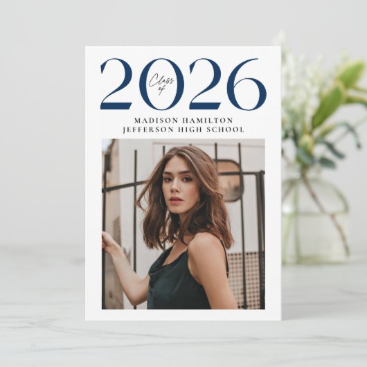 Moderne klasse van 2025 Navy 2 Foto Afstuderen Aankondiging (Staand voorkant)