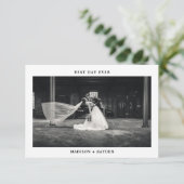 Moderne klassieke beste dag ooit foto bruiloft bedankkaart (Staand voorkant)