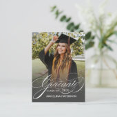 Moderne klassieke Calligrafie Graduation Party Uitnodiging Briefkaart (Staand voorkant)