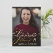 Moderne Klassieke Faux Gold Lettering Afstuderen Kaart (Staand voorkant)