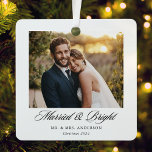 Moderne Klassieke Getrouwde En Heldere Trouwfoto Metalen Ornament<br><div class="desc">Op maat ontworpen trouwfoto-ornamenten met kalligrafie in klassieke stijl met gepersonaliseerde pasgetrouwde foto,  naam en jaar.</div>