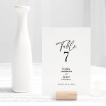 Moderne Klassieke Simple Wedding Table Number Kaar Kaart<br><div class="desc">Deze moderne, klassieke, eenvoudige trouwtafel-nummerkaart is perfect voor je elegante moderne bruiloft. Dit ontwerp is voorzien van een zwarte eenvoudige kalligrafie die op een neutrale heldere witte achtergrond is geplaatst en die past bij uw klassieke bruiloft of een minimalistische boho bruiloft in de lente, de zomer, de herfst of de...</div>