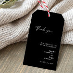 Moderne klassieke zwarte bruiloft Dank je cadeau L Cadeaulabel<br><div class="desc">Deze moderne zwarte bruiloft bedankt je label dat je cadeau geeft, is perfect voor je elegante moderne bruiloft. Dit ontwerp is voorzien van witte eenvoudige kalligrafie die op een donkere zwarte achtergrond is geplaatst om te passen aan uw klassieke bruiloft of minimalistische boho bruiloft in de lente, zomer, herfst of...</div>