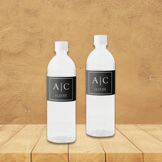 Moderne Klassieke Zwarte Monogram Huwelijk Waterfles Etiket