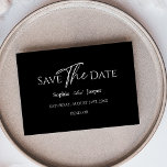 Moderne Klassieke Zwarte Trouwkaart Save The Date<br><div class="desc">Deze moderne klassieke zwarte trouwkaart save the date is perfect voor je elegante moderne trouwfeest. Dit ontwerp bevat witte eenvoudige kalligrafie op een donkere zwarte achtergrond om bij je klassieke traditionele trouwfeest of minimalistische boho-bruiloft in de lente, zomer, herfst of winter te passen. Voel je vrij om contact met ons...</div>