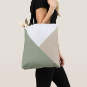 Moderne kleurenblokdriehoeken Sage Green Beige Tote Bag (Dichtbij)