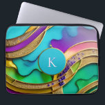 Moderne kleurrijke Abstracte juwelen en goudmonogr Laptop Sleeve<br><div class="desc">Het ontwerp van dit sleeve voor hoesjes bevat een prachtig,  kleurrijk design met turquoise,  paars,  blauw en groen,  met faux metallic goud. Het centrum houdt een monogram initiaal. Het ontwerp lijkt driedimensionaal. Superuniek en leuk,  het is zeker een soort van soort! Creëer door Simply Farmhouse Press.</div>