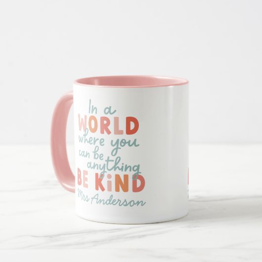 Moderne, kleurrijke, gedurfde typografie is een aa mok (Voorkant links)