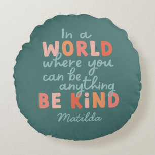 Moderne, kleurrijke, gedurfde typografie is een aa rond kussen