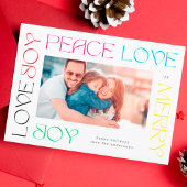 Moderne, kleurrijke letters MERRY JOY PEACE LOVE f Feestdagenkaart