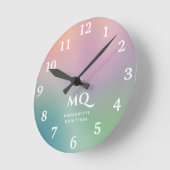 Moderne kleurrijke pastel en witte monogram Initia Ronde Klok (Hoek)
