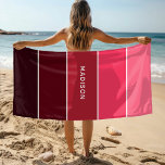 Moderne kleurrijke Pinks Colorblock Persoonlijke n Strandlaken<br><div class="desc">Dit kleurrijke en moderne ontwerp heeft een kleurblokpatroon in roze en pruim met uw persoonlijke naam #swimming #beach #towels #vacation</div>