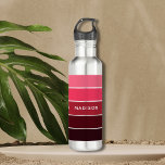 Moderne kleurrijke Pinks Colorblock Persoonlijke n Waterfles<br><div class="desc">Dit kleurrijke en moderne ontwerp heeft een kleurenblokpatroon in roze en pruim met uw persoonlijke naam #waterbottles #drinkware #personalizedgifts</div>