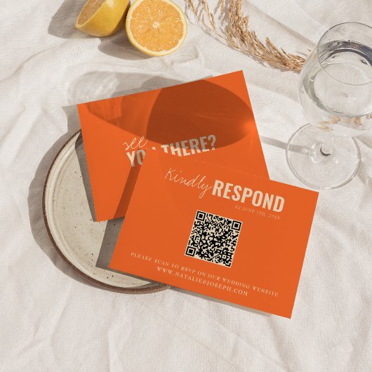 Moderne kleurrijke retro grillige QR-code bruiloft RSVP Kaartje