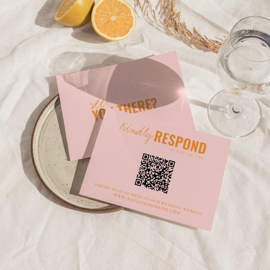 Moderne kleurrijke retro QR-code grillige bruiloft RSVP Kaartje