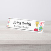 Moderne kleurrijke school benodigdheden leraar bureau naambordje (Voorkant)