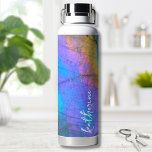 Moderne kleurrijke scriptnaam waterfles<br><div class="desc">Prachtige en kleurrijke regenboogkleurige labradoriet stenen foto maakt de perfecte achtergrond voor een eenvoudig en modern ontwerp. Dit is een close-up van een echte natuurlijke labradorietsteen met blauw,  paarse,  roze,  geel en groen. Gepersonaliseerde trendy stijlvolle kleurrijke stenen naam waterfles.</div>