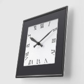 Moderne klok in zwarte en witte vierkante wanden (Hoek)