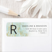 Moderne knikkers in de oceaan met gouden retouradr etiket (Insitu)