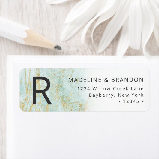 Moderne knikkers in de oceaan met gouden retouradr etiket (Insitu)