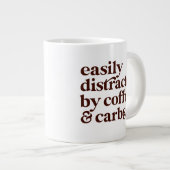 Moderne koffiebranderige Mok met koffie (Voorkant rechts)