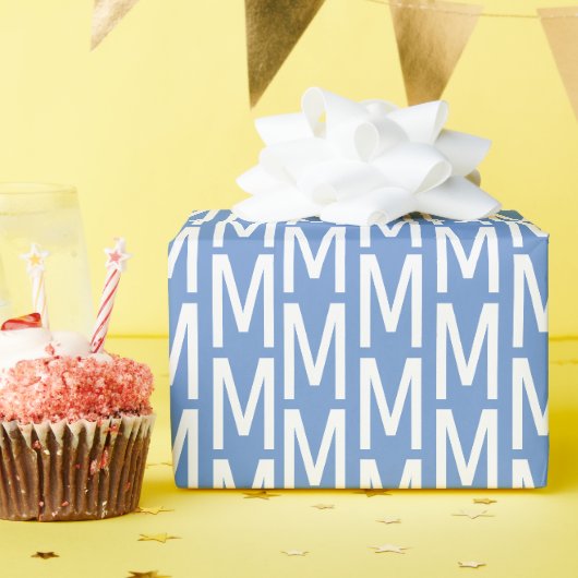 Moderne koninklijke bloem blauwe speciale monogram cadeaupapier (Verjaardagsfeest)