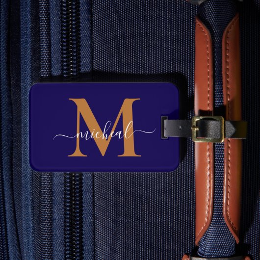 Moderne Koperen Gouden & Blauwe Monogram Script Na Bagagelabel (Voorkant Insitu 4)