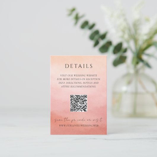 Moderne Koraal Kust Chic Elegante QR Code Trouwdag Informatiekaartje (Staand voorkant)