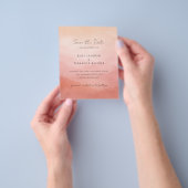 Moderne Koraal Kust Chic Trouwkaart Save the Date Flyer (Hand)