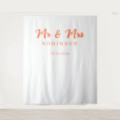 Moderne koraal oranje Mr en Mrs trouwachtergrond Wandkleed (Voorkant)