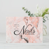 Moderne koraal Roos marmerbare nagels op naam Feestdagenkaart (Staand voorkant)