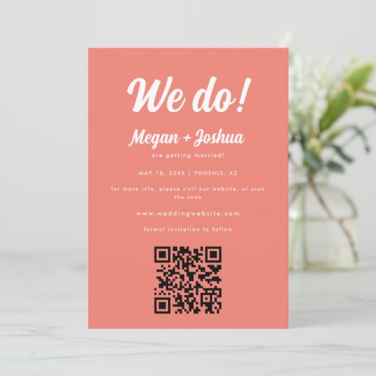 Moderne Koraal Roze QR Code & Foto Bruiloft Save The Date (Staand voorkant)