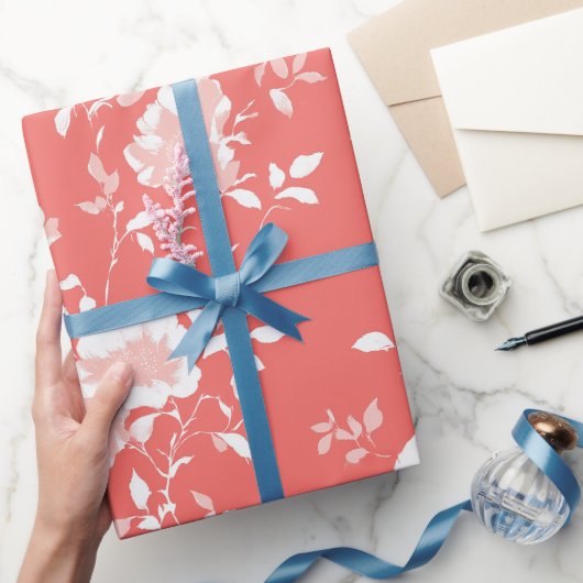 Moderne Koraal Roze Witte Bloem Motief Cadeaupapier (Geschenken)