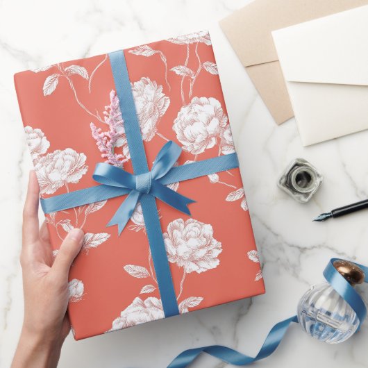 Moderne Koraal Roze Witte Bloem Motief Cadeaupapier (Geschenken)