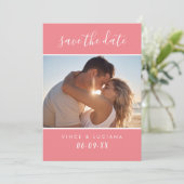 Moderne Koraal Schrift Foto Bruiloft Save The Date (Staand voorkant)